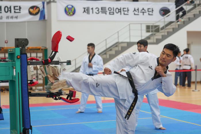 흑표부대 선수가 격파 단체전 경기 중 위력격파를 하고 있다.