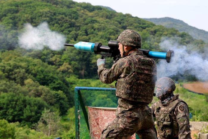 공용화기 사격훈련에 참가한 육군75보병사단 장병이 대전차화기 팬저파우스트(PZF-Ⅲ)를 사격하고 있다. 부대 제공