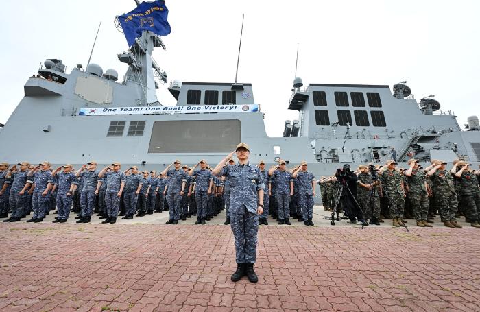 2026 환태평양훈련(RIMPAC)에 참가하는 해군 이지스구축함 정조대왕함이 1일 제주기지를 출항했다. 우리 해군 환태평양훈련부대는 해군·해병대 장병 700여 명을 비롯해 8200톤급 이지스구축함 정조대왕함, 3000톤급 잠수함 도산안창호함, 4900톤급 상륙함 천자봉함, 3100톤급 호위함 대전함, P-8A 해상초계기, AW-159 해상작전헬기, 한국형 상륙돌격장갑차(KAAV) 등으로 구성됐다. 김인호 해군기동함대사령관은 이번 훈련에서 31개국 연합해군기동부대를 통합 지휘하는 연합해군구성군사령관(CFMCC) 임무를 수행한다. 1일 제주기지에서 진행된 환송행사에서 조완희(대령·맨 앞) 정조대왕함장과 훈련부대원들이 파견 신고 경례를 하고 있다. 해군 제공