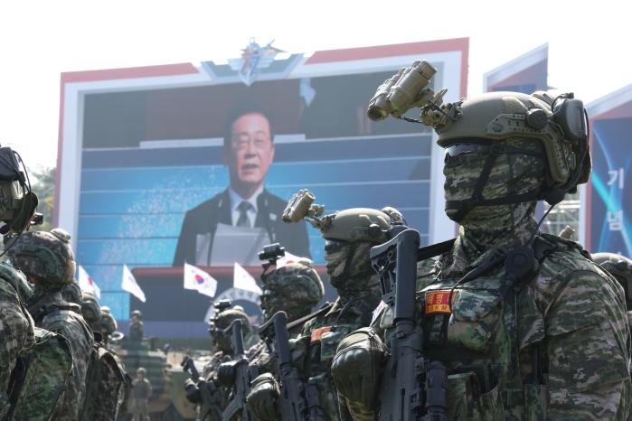 이재명 대통령이 지난해 열린 ‘건군 77주년 국군의 날 기념식’에서 기념사를 하고 있다. 이 대통령은 “우리 국방력에 대한 자부심과 굳건한 믿음에 기초해 강력한 자주국방의 길로 나아가야 한다”고 강조했다.