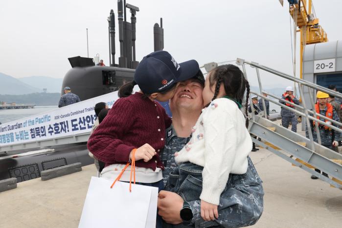 연합훈련에 참가하는 해군 간부가 가족과 인사하는 모습.