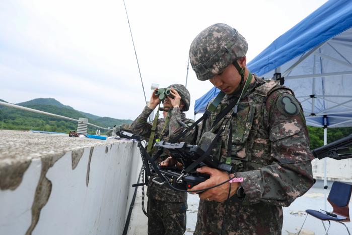육군8기동사단 공중정찰반 장병들이 지난달 27일 경기 파주시 무건리훈련장에서 열린 최정예 공중정찰반 경연대회 중 정찰 드론을 이용해 대항군을 탐지·식별하고 있다.