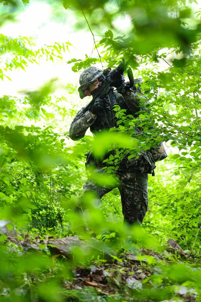 대항군이 드론 접근에 대비해 경계하고 있다.