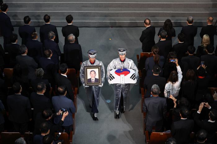 정부는 독립유공자 유해봉환을 통해 국가에 대한 헌신에 끝까지 보답하겠다는 의지를 실현하고 있다. 사진은 지난해 8월 서울 동작구 국립서울현충원 현충관에서 열린 국외 안장 독립유공자 유해봉환식에서 우리 군 장병들이 유해를 봉환하고 있는 모습. 국방일보 DB
