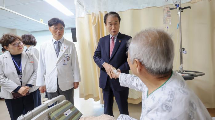 정부는 국가유공자 등 보훈가족의 건강을 위해 보훈의료 접근성을 확대하고 있다. 사진은 지난 3월 권오을 국가보훈부 장관이 보훈 위탁병원인 제주대학교병원을 방문해 입원 중인 국가유공자를 위문하고 있는 모습. 보훈부 제공