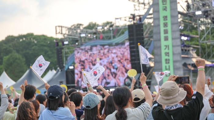 국가보훈부는 보훈의 가치를 국민들이 공유할 수 있도록 다양한 행사를 개최하고 있다. 사진은 지난해 6월 서울 송파구 올림픽공원 88잔디마당에서 열린 ‘2025 코리아 메모리얼 페스타’에 시민들이 공연을 즐기고 있는 모습. 보훈부 제공