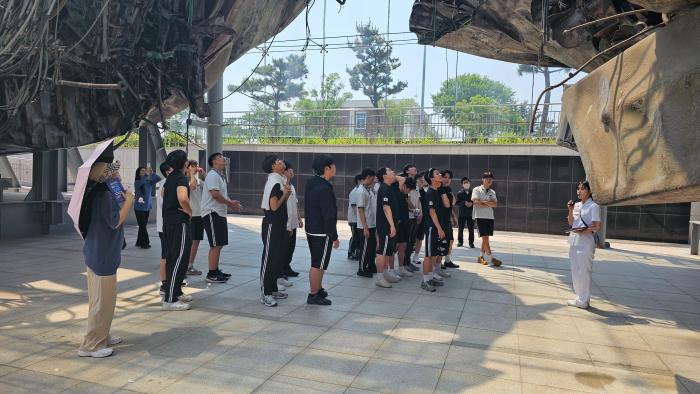 2일 해군 특성화고인 서울성동공업고 학생·교사 등이 2함대 서해수호관을 견학하고 있다. 해군협회 제공