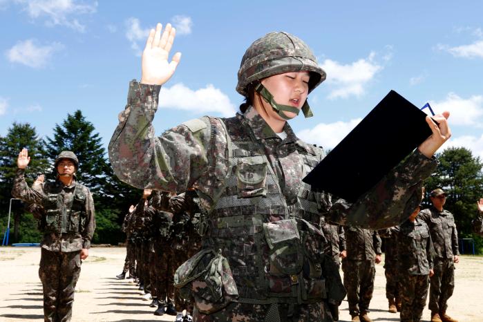 육군2군단 특공연대 병영체험 행사에 참가한 강원대 디지털밀리터리학과 학생들이 입소선서를 하고 있다. 사진 제공=장호연 군무주무관