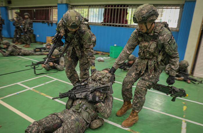 육군1군단이 개최한 전투부상자처치 순회교육에서 참가 장병들이 도수후송법을 실습하고 있다. 사진 제공=이선종 중사