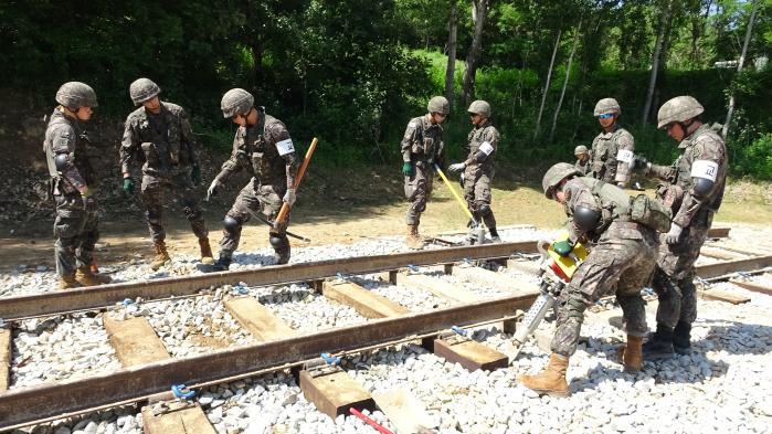육군지상작전사령부 1101공병단 장병들이 철도피해복구 집체교육 기간 철도를 점검하고 있다. 부대 제공