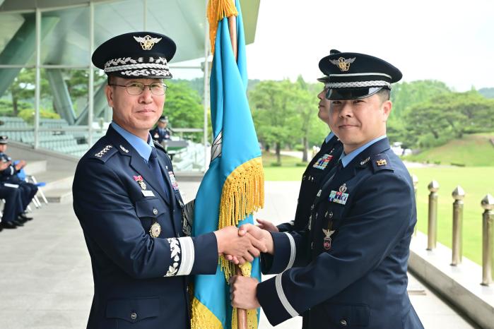 2일 손석락(왼쪽) 공군참모총장이 안재홍 신임 공군주임원사에게 부사관단기를 이양하고 있다. 공군 제공