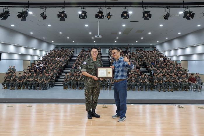 이정환(왼쪽) 육군56보병사단장이 1일 ‘큰별쌤’ 최태성 강사 특별강연 후 감사장을 전달하고 있다. 부대 제공