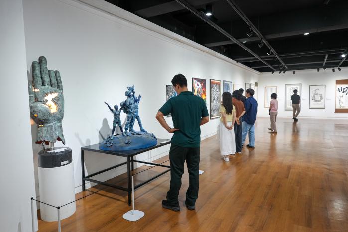 육군은 호국보훈의 달을 맞아 2일부터 오는 30일까지 청남대기념관에서 대한민국 호국미술대전 역대 수상작 특별전을 개최한다. 사진은 관람객들이 전시작품을 관람하는 모습. 육군 제공