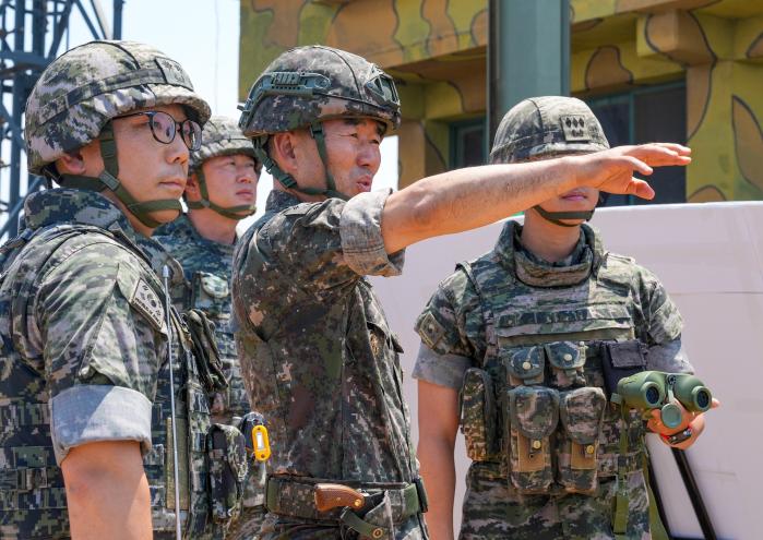 진영승(앞줄 가운데) 합참의장이 2일 해병대2사단을 방문해 경계작전태세를 점검하고 있다. 합참 제공