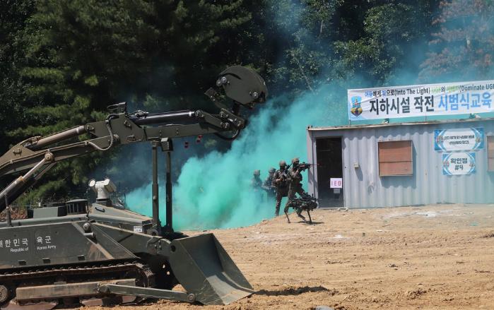 육군지상작전사령부 특수기동지원여단 장병들이 MV4 원격조종 지뢰제거장비를 이용해 기동로의 장애물을 제거하고 있다. 사진 제공=이현준 대위