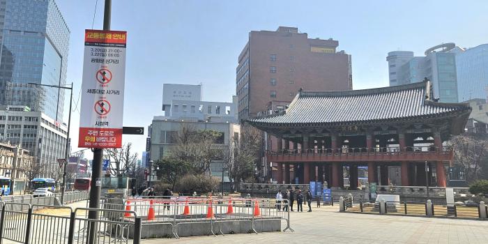 서울 종로 보신각 전경. 원래 대로변이었으나 일제가 안쪽으로 옮겼다. 네 번 불타고 여덟 번 중건된 보신각의 현 건물은 1979년 복원됐다. 필자 제공