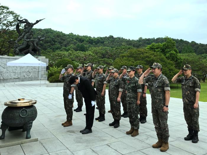 국군복지단 부사관단이 국립서울현충원 봉사활동에 앞서 현충탑을 참배하고 있다. 부대 제공