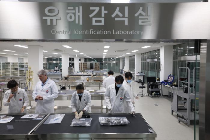 유해를 공동감식 중인 한미 감식관들.