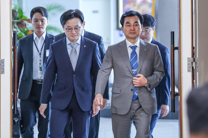 안규백(오른쪽) 국방부 장관과 김정관 산업통상부 장관이 4일 서울 용산구 국방부에서 열린 ‘제12회 방위산업발전협의회’를 주재하기 위해 입장하고 있다. 한재호 기자