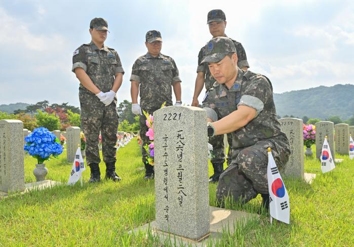 공군부사관단이 4일 ‘2026년 헌신의 날’ 행사의 하나로 순직 부사관 묘역을 정비하고 있다. 공군 제공