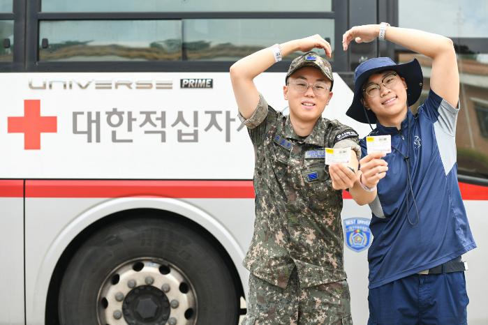 공군11전투비행단 장병들이 헌혈을 마친 뒤 기념촬영을 하고 있다. 사진 제공=정수진 하사