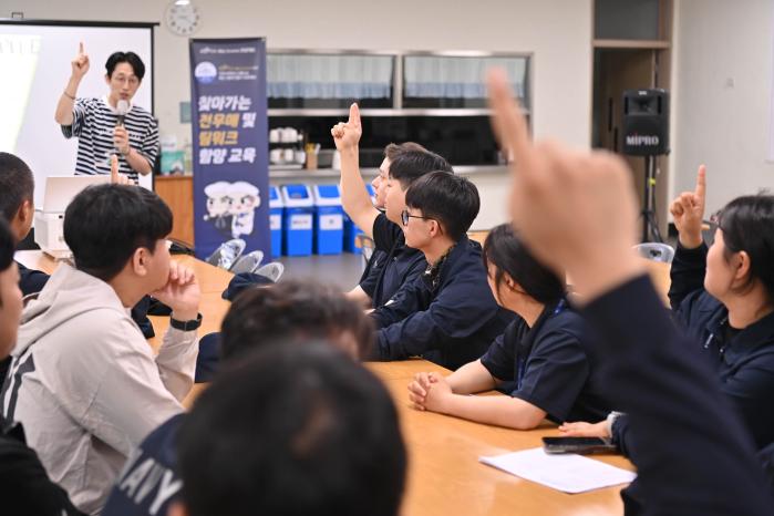 해군2함대 정훈실이 기획해 연중 진행 중인 ‘찾아가는 전우애 및 팀워크 함양 교육’에서 장병들이 활동에 참여하고 있다. 부대 제공