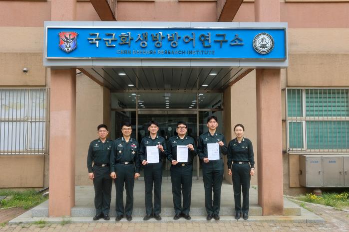화학작용제를 실시간으로 탐지할 수 있는 센서를 독자 개발한 국군화생방방어연구소의 유준(왼쪽 둘째) 소장과 연구에 참여한 장병들. 사진 제공=이승빈 중사