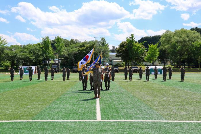 육군72보병사단 오봉산여단이 지난 5일 개최한 동원사단 드론부대 구조·편성 시범부대 출범식에서 장병들이 국기에 대한 경례를 하고 있다. 부대 제공