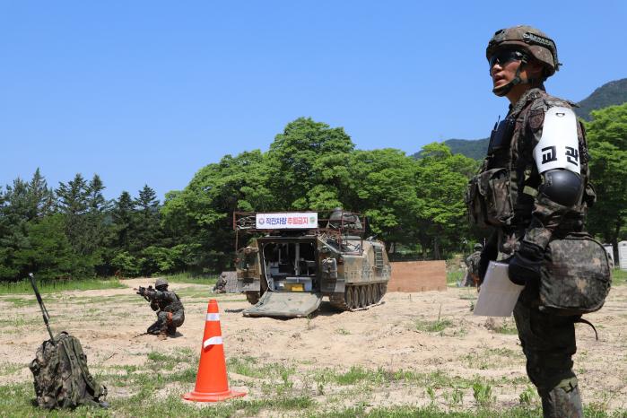 육군수도기계화보병사단이 개최한 부사관 소부대전투기술 교관 경연대회에서 참가자들이 하차전투 과제를 수행하고 있다. 사진 제공=이정민 대위