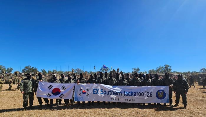 육군특수전사령부 특전대원들이 호주 퀴즐랜드 타운즈빌 일대에서 열린 서던 저커루 훈련 중 기념사진을 찍고 있다. 부대 제공