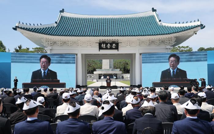 이재명 대통령이 6일 서울 동작구 국립서울현충원에서 열린 제71회 현충일 추념식에서 추념사를 하고 있다. 연합뉴스