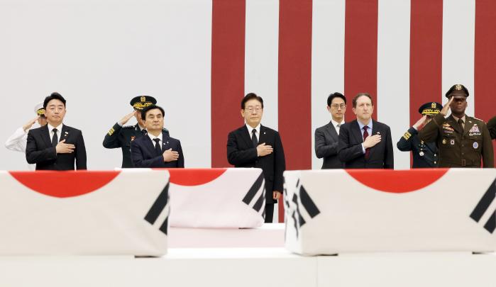 이재명 대통령과 안규백 국방부 장관 등이 지난 5일 서울공항에서 열린 ‘한미 6·25 전사자 유해 상호봉환식’에서 국기에 대한 경례를 하고 있다. 연합뉴스