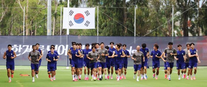 2026 북중미 월드컵에 출전하는 축구 국가대표 선수들이 6일(현지시간) 베이스캠프 훈련장인 멕시코 과달라하라 치바스 바예 베르데에서 훈련을 하고 있다. 연합뉴스