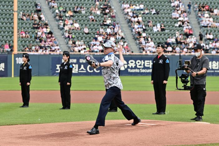 공군미사일방어사령부 예하부대에서 복무 중인 김태현 병장이 6일 열린 ‘2026 KBO 리그’ 두산과 키움 경기 시작 전 아버지 고(故) 김도현 중령이 탑승했던 블랙이글스 6번기를 상징하는 유니폼을 입고 시구하고 있다. 공군 제공