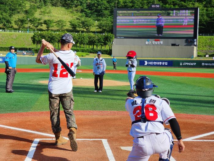 홍계성 대한민국6·25참전유공자회 울산광역시지부장과 임경선 육군53보병사단 울산여단장이 6일 울산 문수야구경기장에서 열린 2026 KBO 퓨처스리그 경기 시작 전 각각 시구와 시타를 하고 있다. 부대 제공