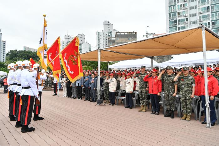 해병대가 6일부터 7일까지 경남 통영시 해병대 최초상륙비 일대에서 개최한 제76주년 통영상륙작전 전승기념행사 참석자들이 국기에 대한 경례를 하고 있다. 해병대 제공