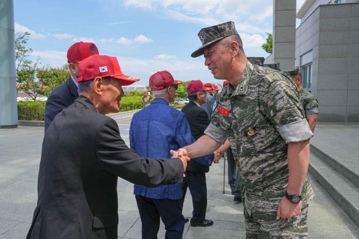 지난 5일 열린 해병대교육훈련단 원로 해병 초청행사에서 선배 해병과 김수용(오른쪽) 단장이 악수하고 있다. 사진 제공=이민주 중사(진)