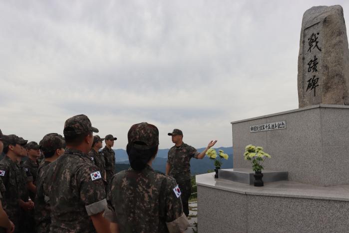 육군12보병사단 대곡리대대 장병들이 854고지 전투 전적비에서 정신전력교육을 받고 있다. 사진 제공=김현서 중위