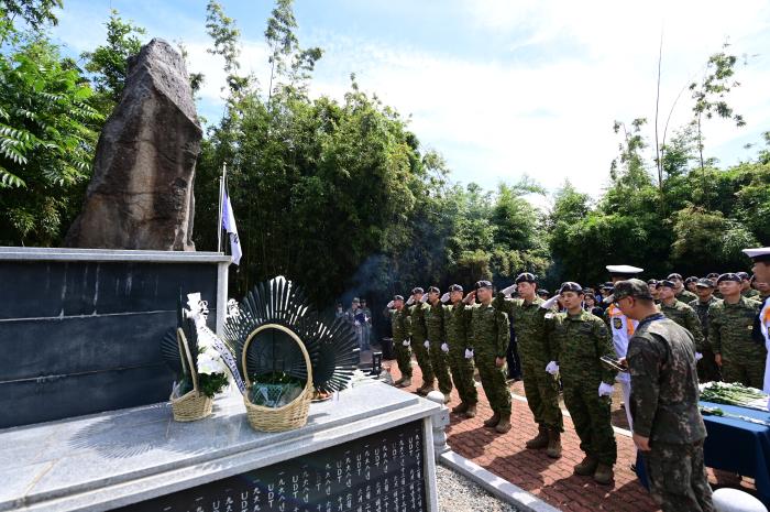 해군특수전전단이 6일 개최한 대죽도 UDT 충혼탑 참배 행사에서 참석자들이 경례하고 있다. 부대 제공