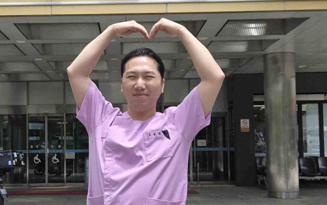 국립경찰병원에서 간호조무사로 근무하고 있는 오승범 예비역 육군중사가 병원 입구에서 포즈를 취하고 있다. 보훈부 제공