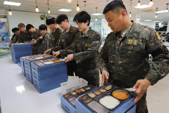 육군36보병사단 예비군 훈련 참가자들이 개인 선호에 맞는 도시락을 선택하고 있다. 부대 제공