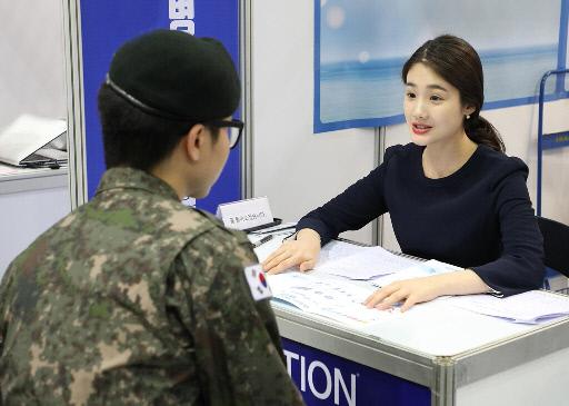 군 장병이 군인 특화 상품에 관한 설명을 듣고 있다. Sh수협은행 제공