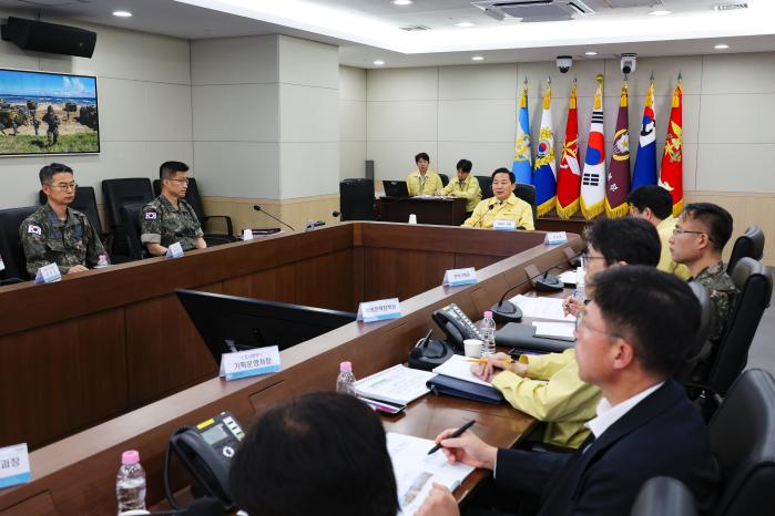 이두희 국방부 차관이 8일 ‘하계 재난 대비 전군 재난관계관회의’를 주관한 자리에서 악천후에 대비해 장병들의 안전 확보를 강조하고 있다. 이경원 기자