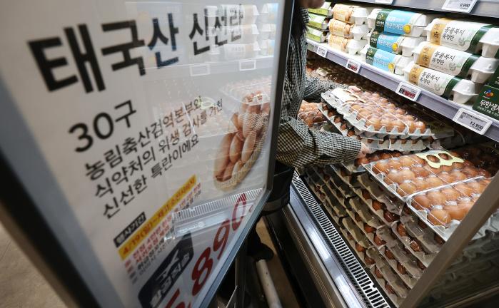 시중 대형마트에서 판매되고 있는 ‘태국산 신선란’. 연합뉴스