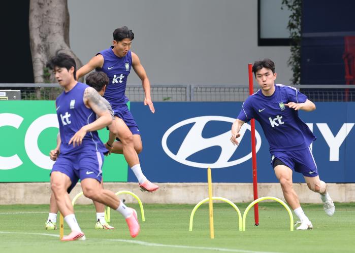 2026 북중미 월드컵에 출전하는 한국 축구 국가대표 선수들이 8일(한국시간) 멕시코 과달라하라 인근 사포판의 치바스 바예 베르데에서 훈련하고 있다. 연합뉴스