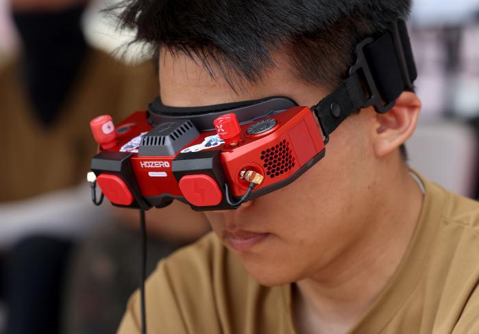 2026년 청성드론 경연대회에 참가한 육군6보병사단 장병이 일인칭시점(FPV) 드론을 조종하고 있다.