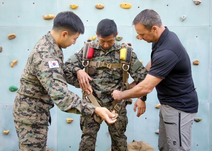 육군특수전사령부 특전대원이 미 군인생존성사업관리국 소속 교관으로부터 RA-1 낙하산 착용법 교육을 받고 있다. 부대 제공