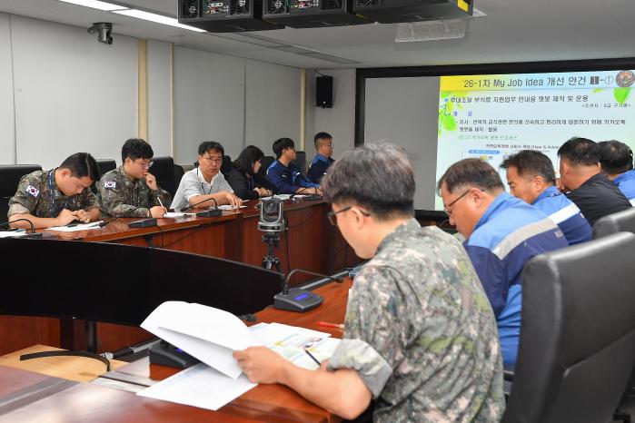 해군군수사령부 보급창 주요 직위자 및 현장요원들이 8일 부대 대회의실에서 ‘2026년 1차 My Job Idea 회의’를 하며 보급지원 효율화와 안전관리 역량 제고를 위한 방안들을 논의하고 있다. 사진 제공=최혜진 하사