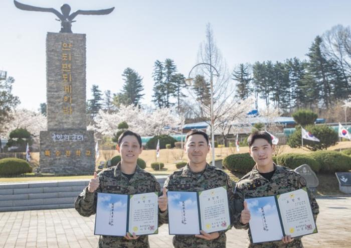 교육훈련 중 산불을 조기에 발견해 진화한 육군특수전학교 간부들. 부대 제공