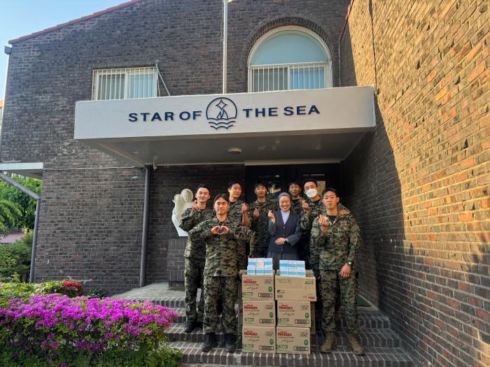 육군특수전사령부 귀성부대 멧돼지대대 장병들이 보육원에 기부품을 전달한 뒤 기념사진을 찍고 있다. 부대 제공